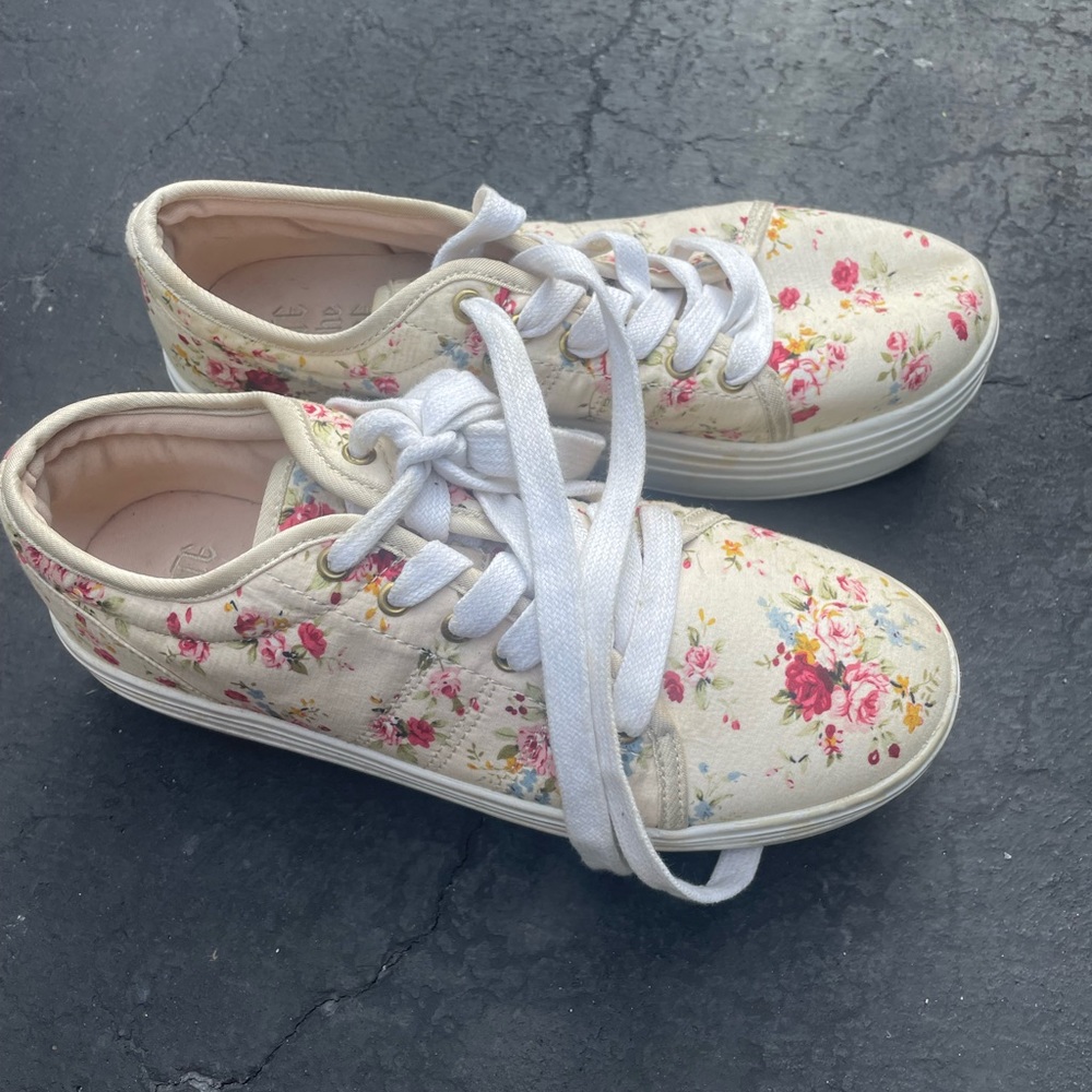 **WORN** Cute to the core Floral Fabric Cloth Platform Platform Sneakers